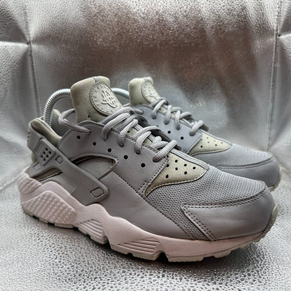 Size 9.5 - Nike Air Huarache‎ SE Runner Wolf Gray Womens Sneakers 634835-032